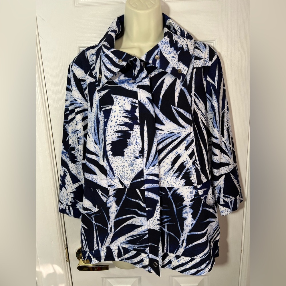 Zenergy By Chicos Zip Up Jacket Women Size 1 US Size M/L Stretch Blue Watercolor